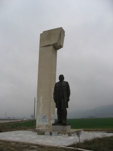 Une bien belle statue communiste en bas de la montagne