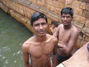 Jeunes gars dans le bassin du temple